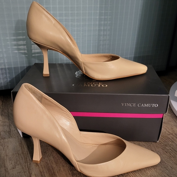Vince Camuto Women's Tan Pumps - Picture 2 of 9